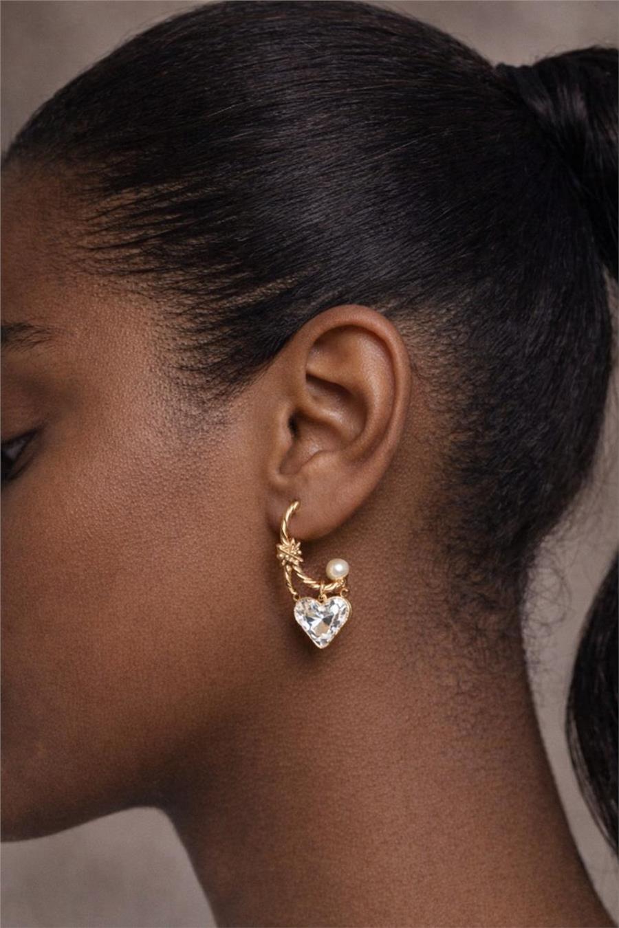 Grace Gold Renkli Ucu Kalp Formunda Yarım Halka Küpe